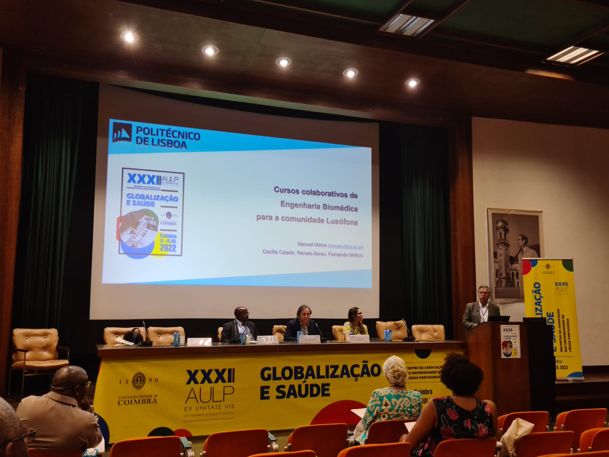 foto de pessoas num encontro com apresentação de comunicações 