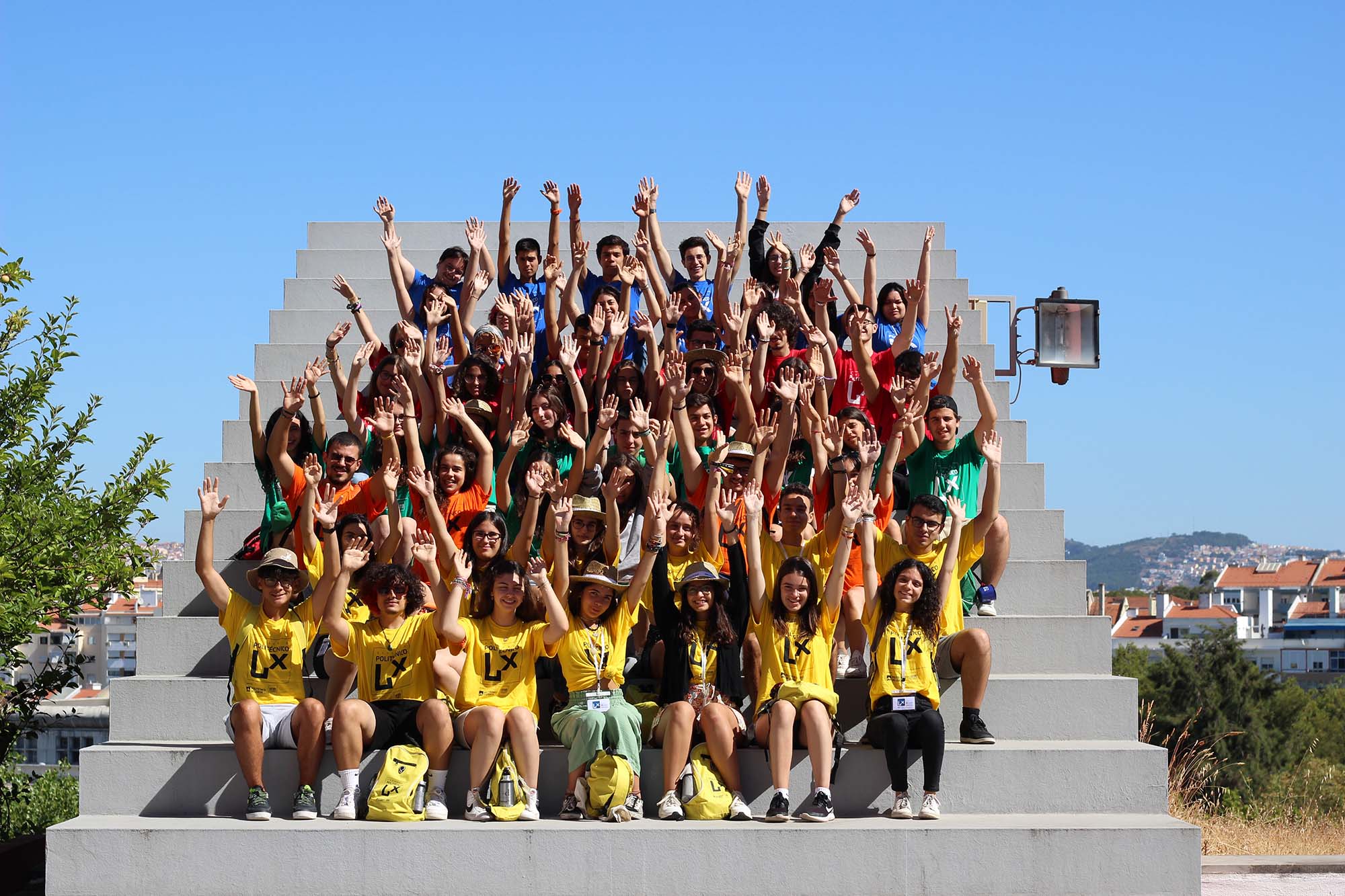 Grupo de participantes da Academia Politécnico LX nas escadas da ESCS