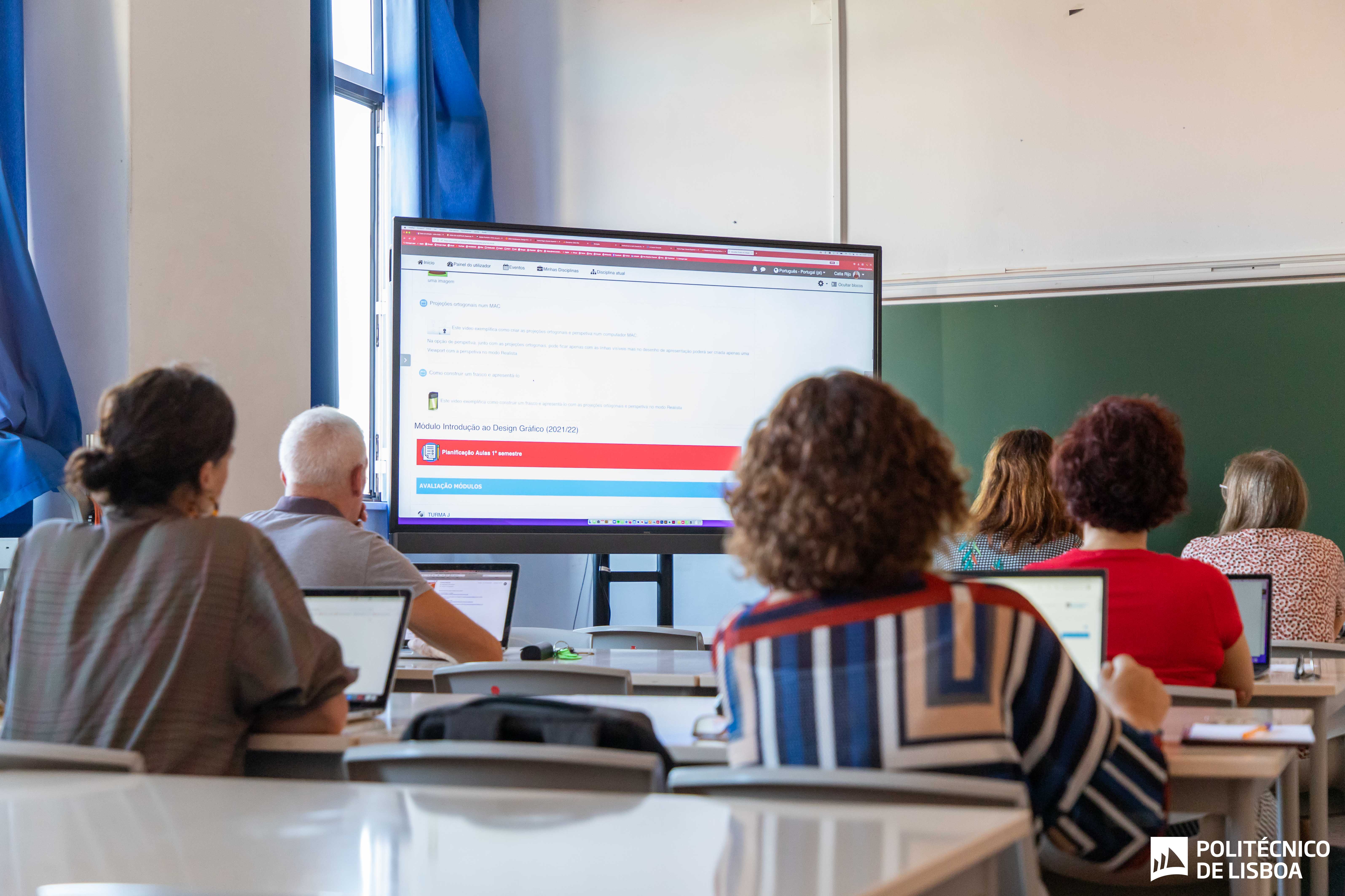 professores sentados numa formação de moodle