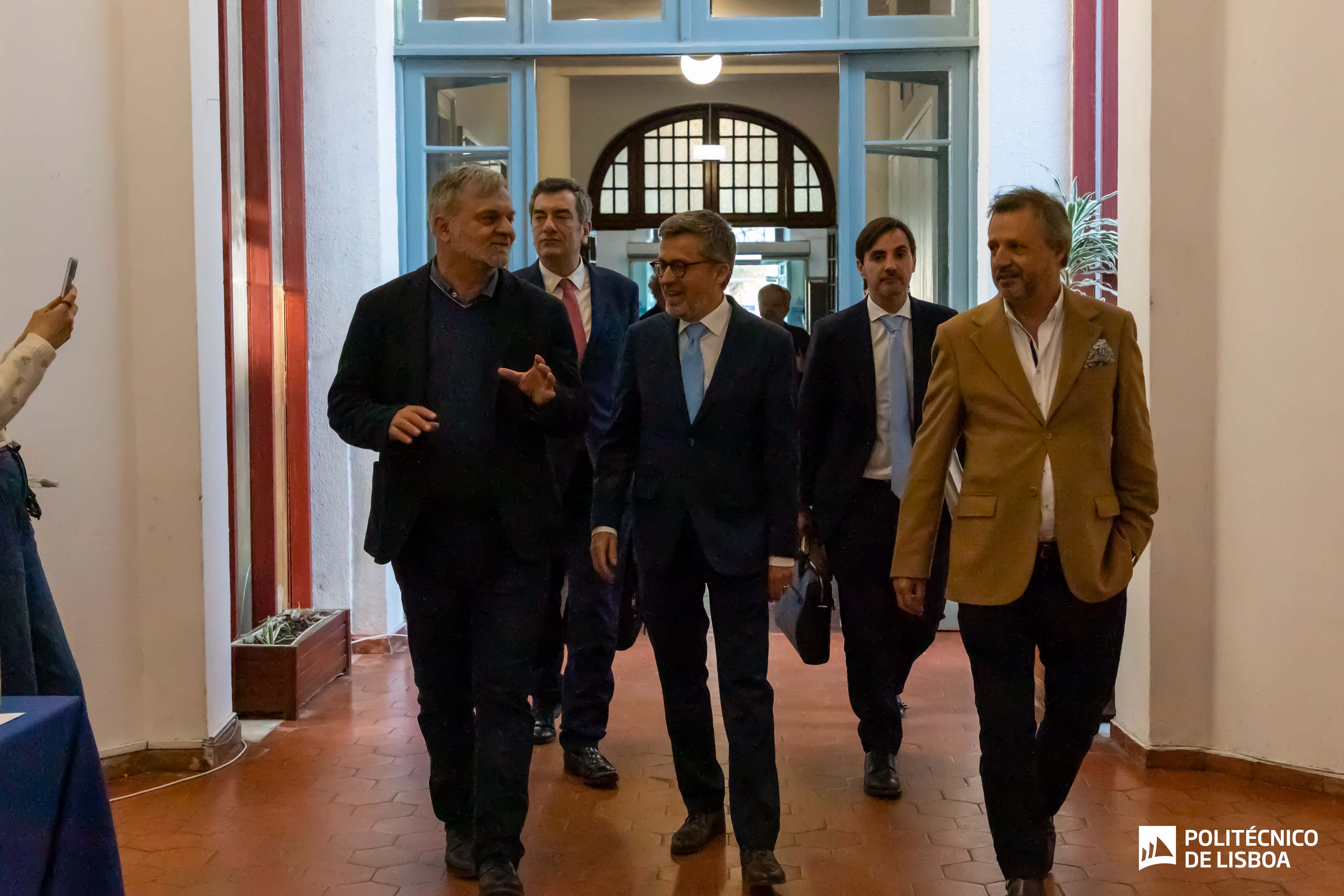 Carlos Moedas ao centro, à esquerda o vice-presidente do IPL e à direita o presidente da ESELx