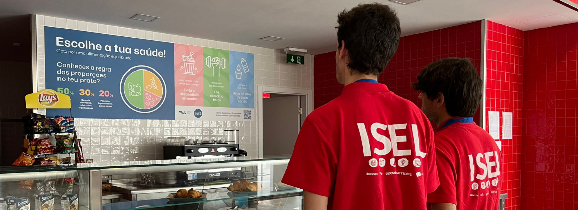 alunos do ISEL, a ver os painéis informativos do PASS-IPL