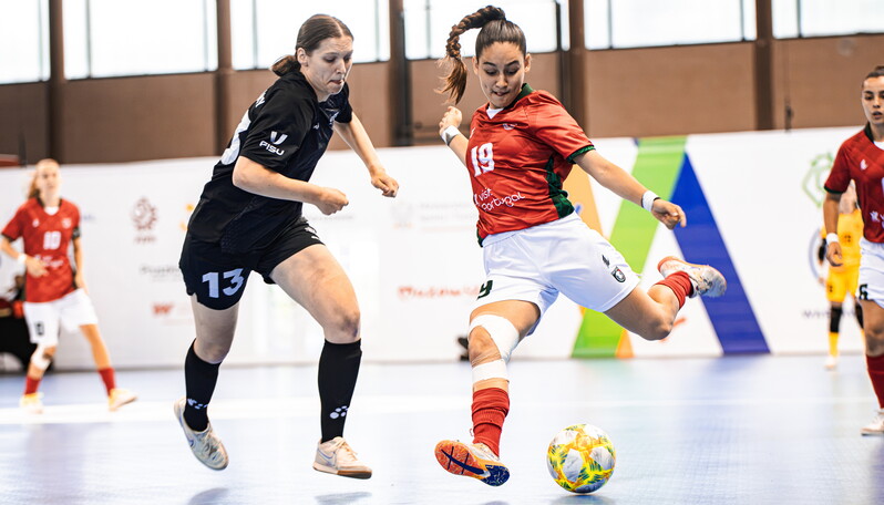 Jogadoras femininas num jogo de futsal
