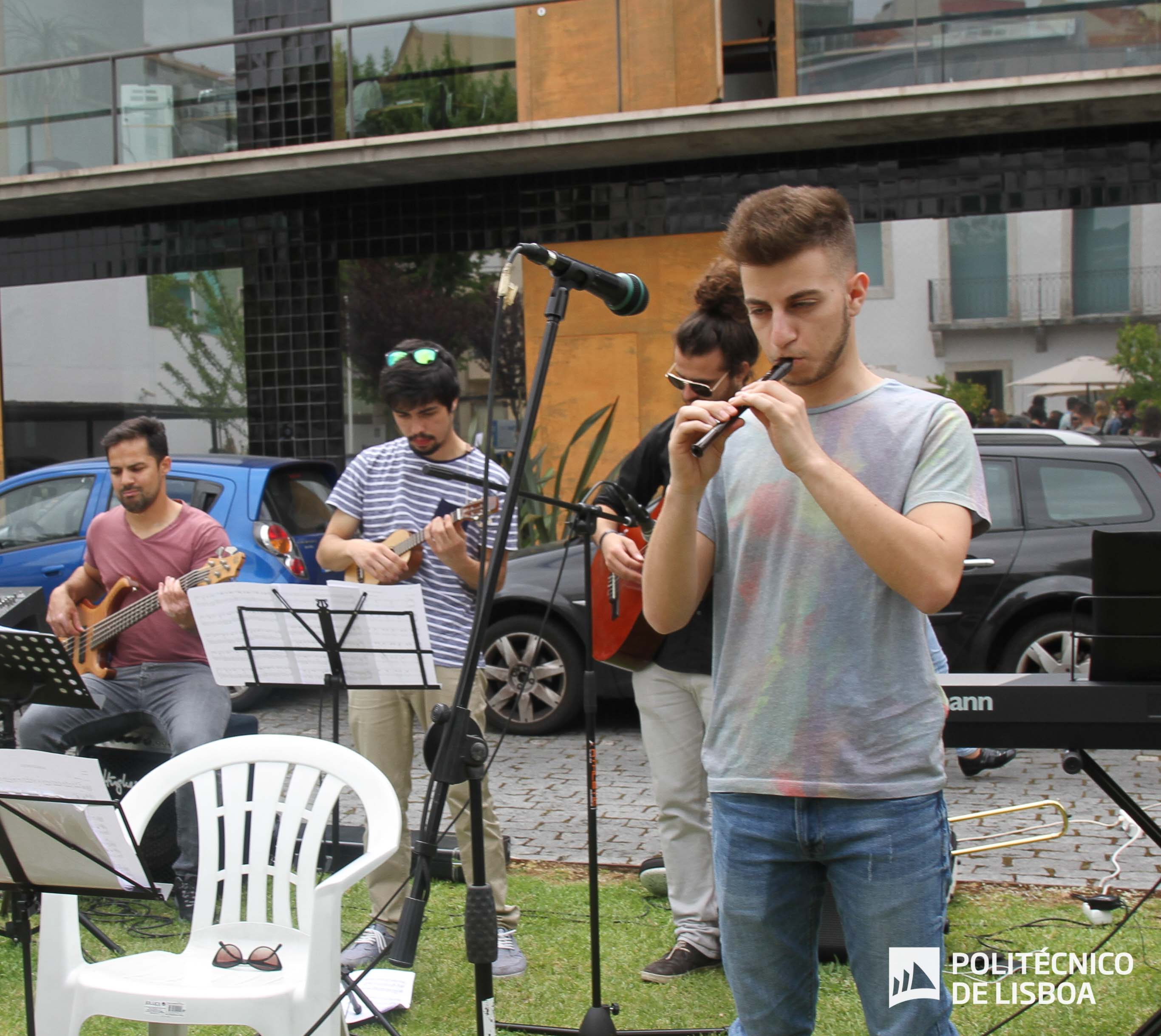 Estudantes de Música na Comunidade 