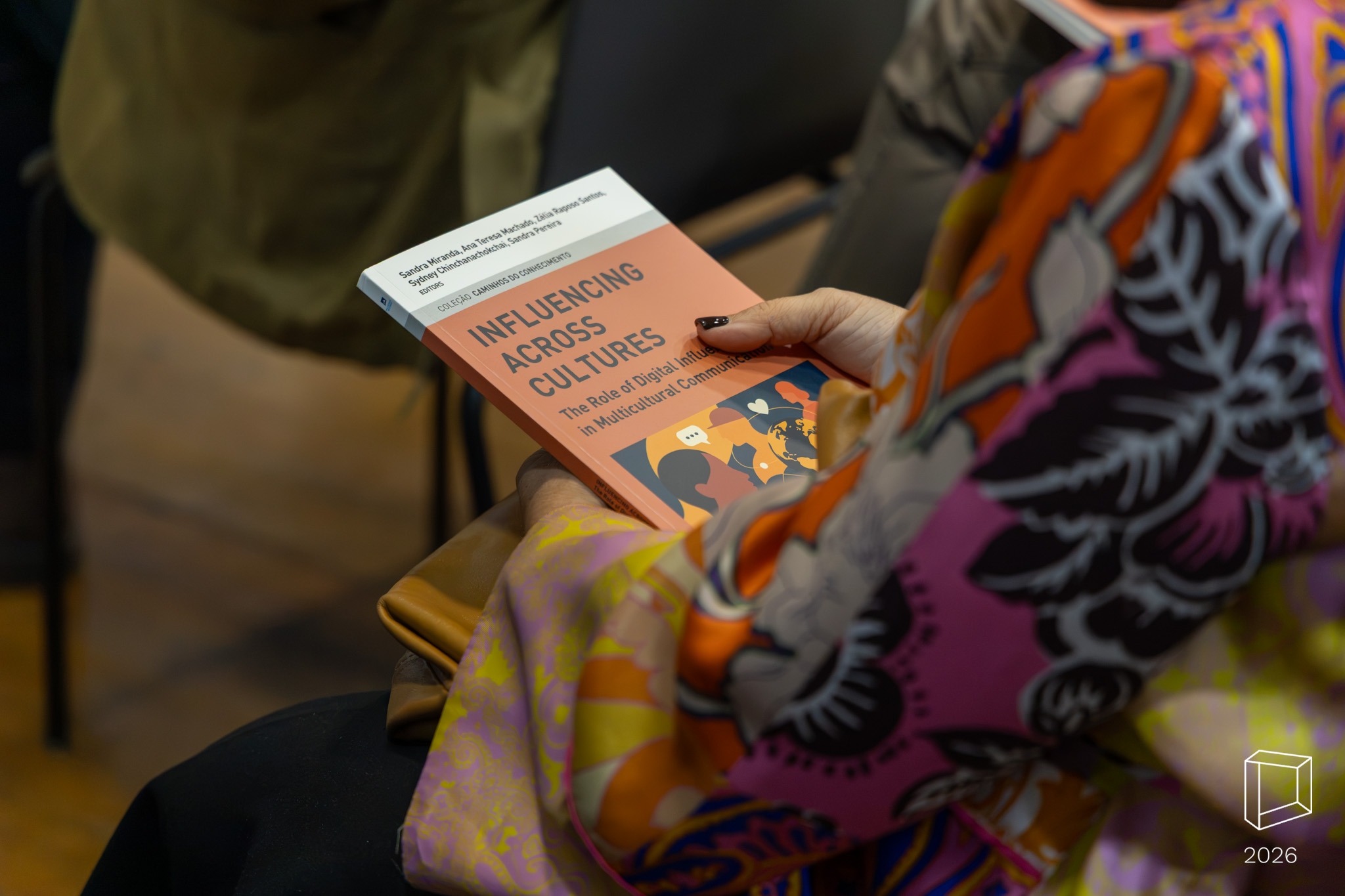 Pessoa sentada com o livro na mão