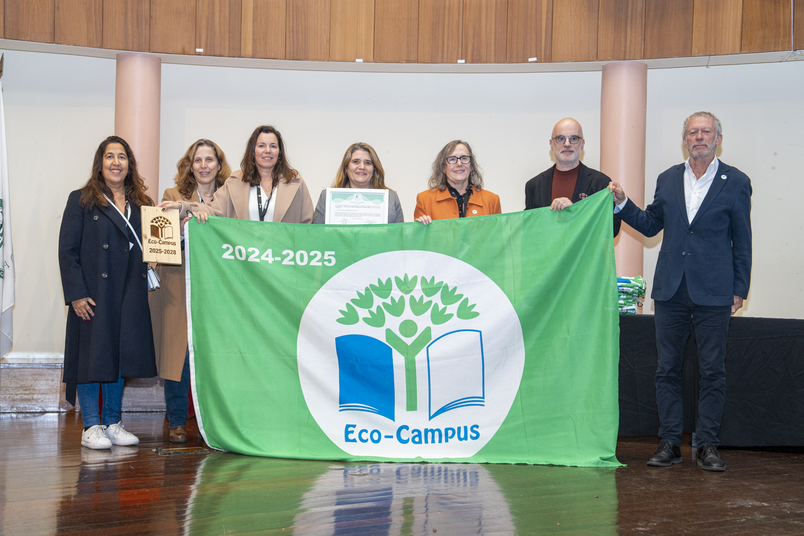 Foto do momento em que foi entregue a bandeira Eco - Campus e Galardão