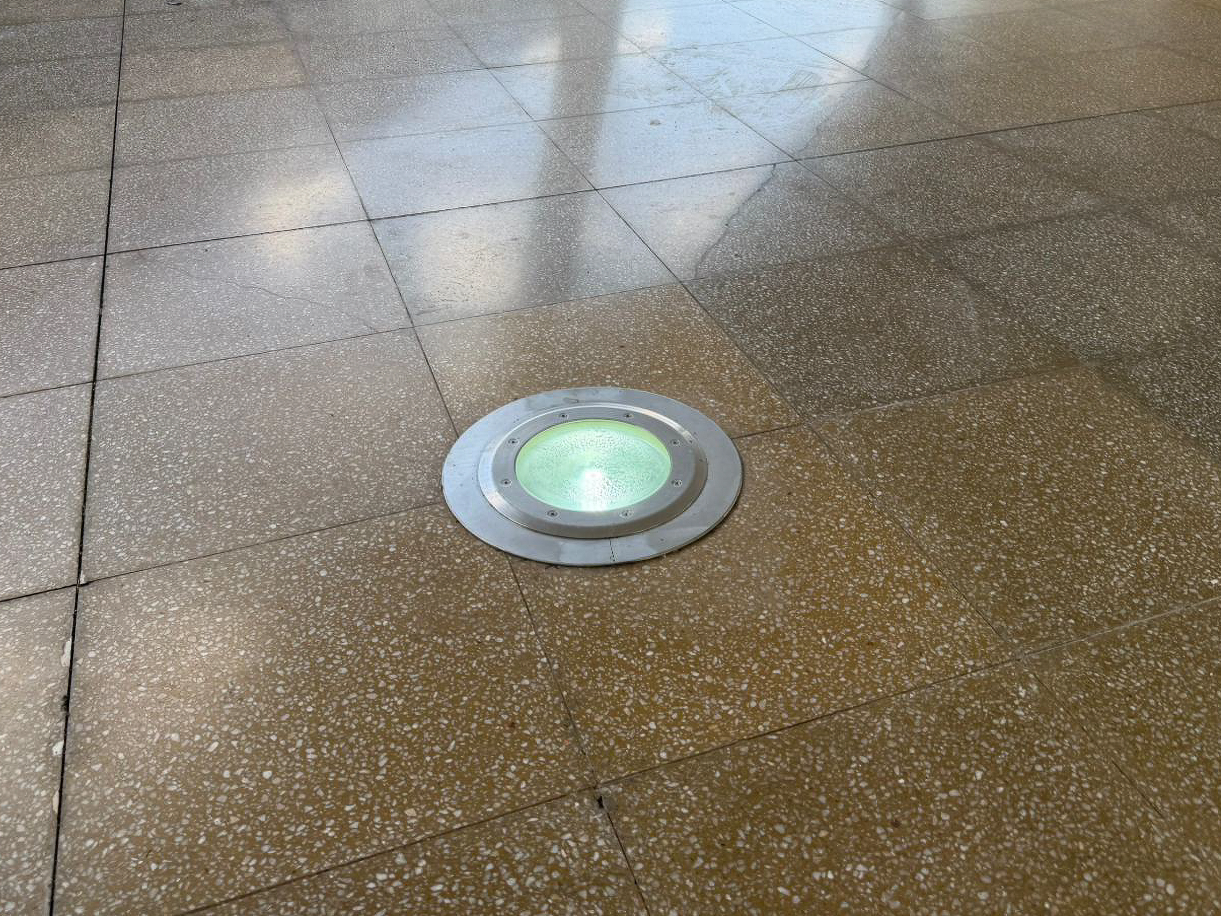 Instalação de sistemas de iluminação de baixo consumo, contribuindo para a redução dos gastos energéticos