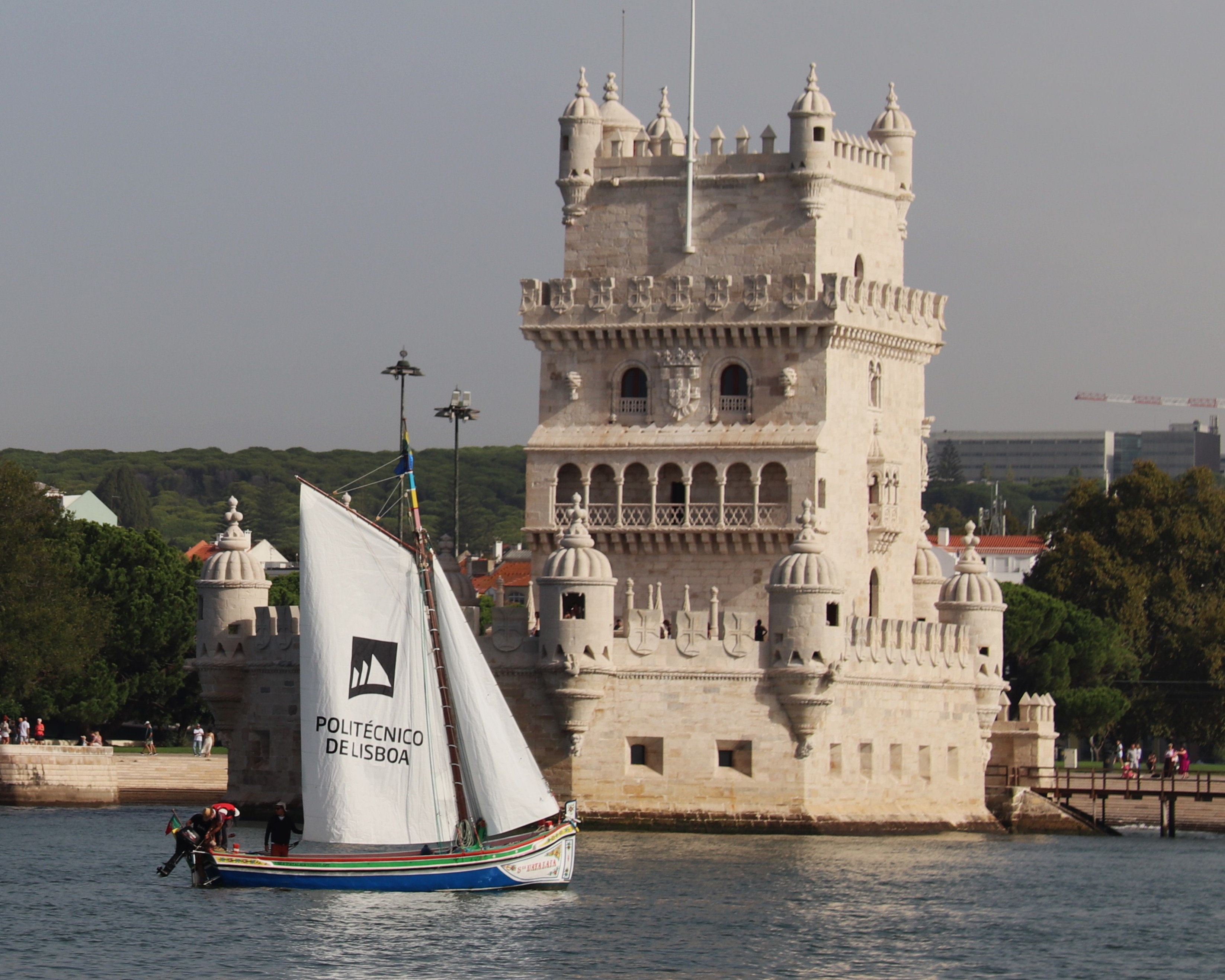 canoa da UPL a passar pela Torre de Belém