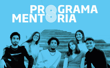 grupo de estudantes sentados nas escadas da ESML, com o lettring Programa Mentoria