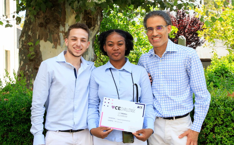 três estudantes vencedores do concurso Ace Challenge